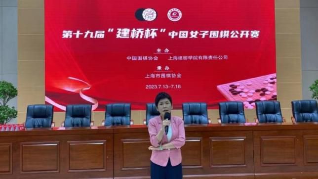 电影《猎狐者》中姜武、余男出演一黑一白两位重要角色，一个圆滑世故、城府极深，一个心思细腻、不畏强权，两人在这部电影里的碰撞、追逐戏，让人非常期待！开机仪式现场开机仪式现场，导演邱礼涛携一众主创演员齐聚亮相，以欧豪、谷嘉诚和俞灏明为代表的;8077特战队头戴绿盔，全副武装，再现边防武警无惧无畏一往无前的英勇形象，开机现场全体主创们表达了对幸福生活的珍视与热爱，同时对边防武警战士们致以最高的敬意
